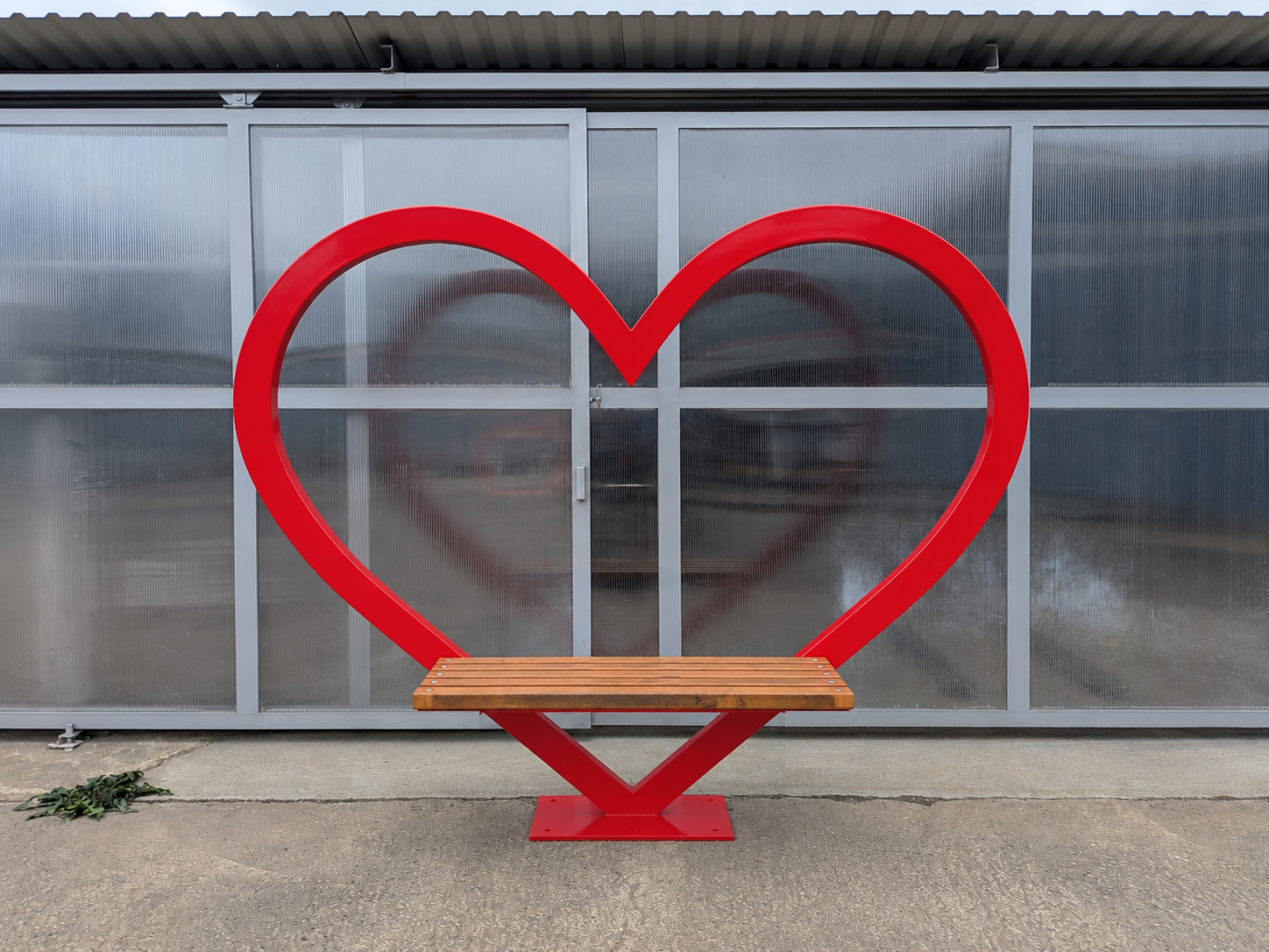 ❤️ Metalowe serce z ławką – fotopunkt / dekoracja – jednolit