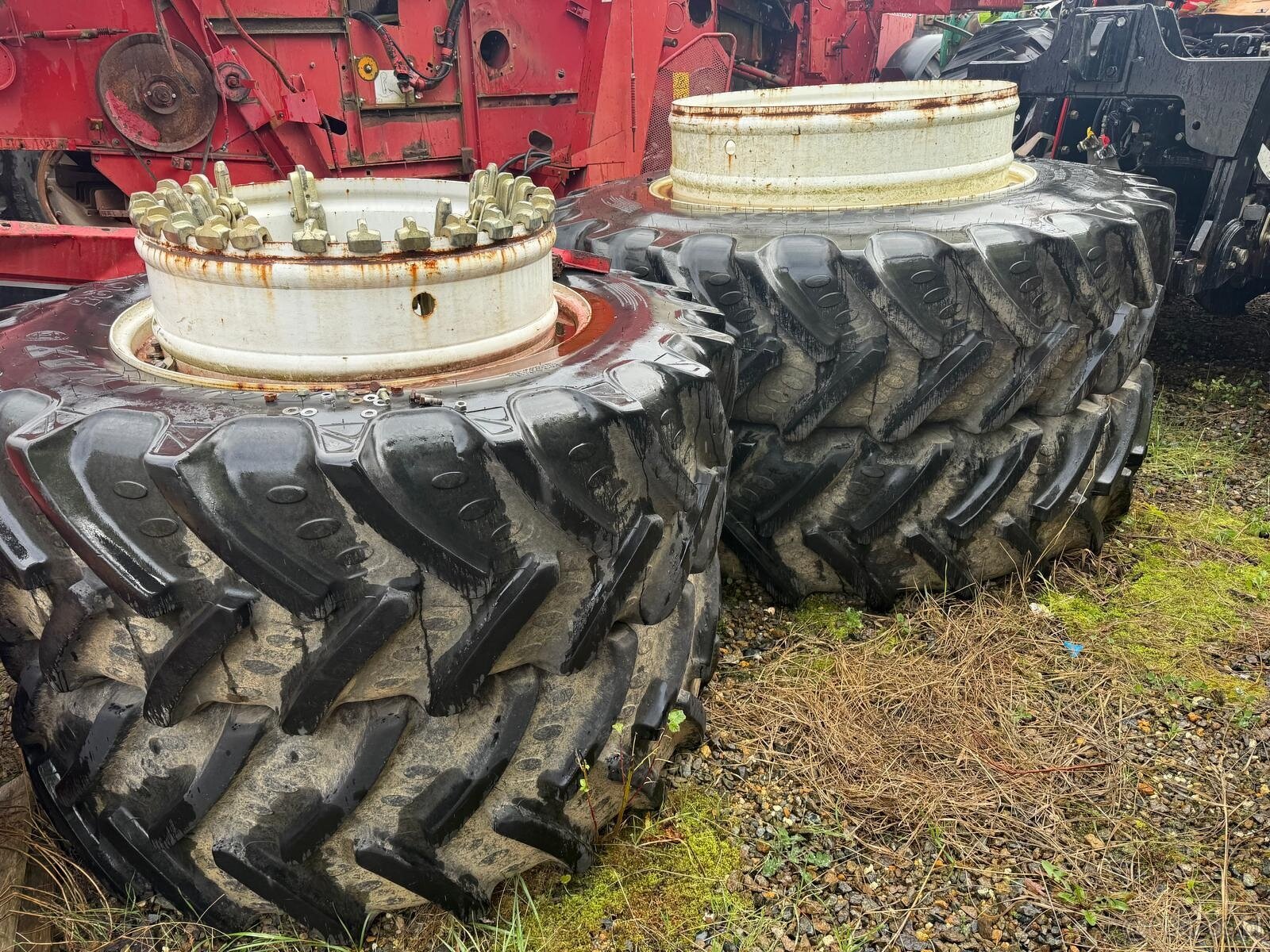 Koła Bliźniacze do Ciągnika New Holland T8 kompletne z klamr