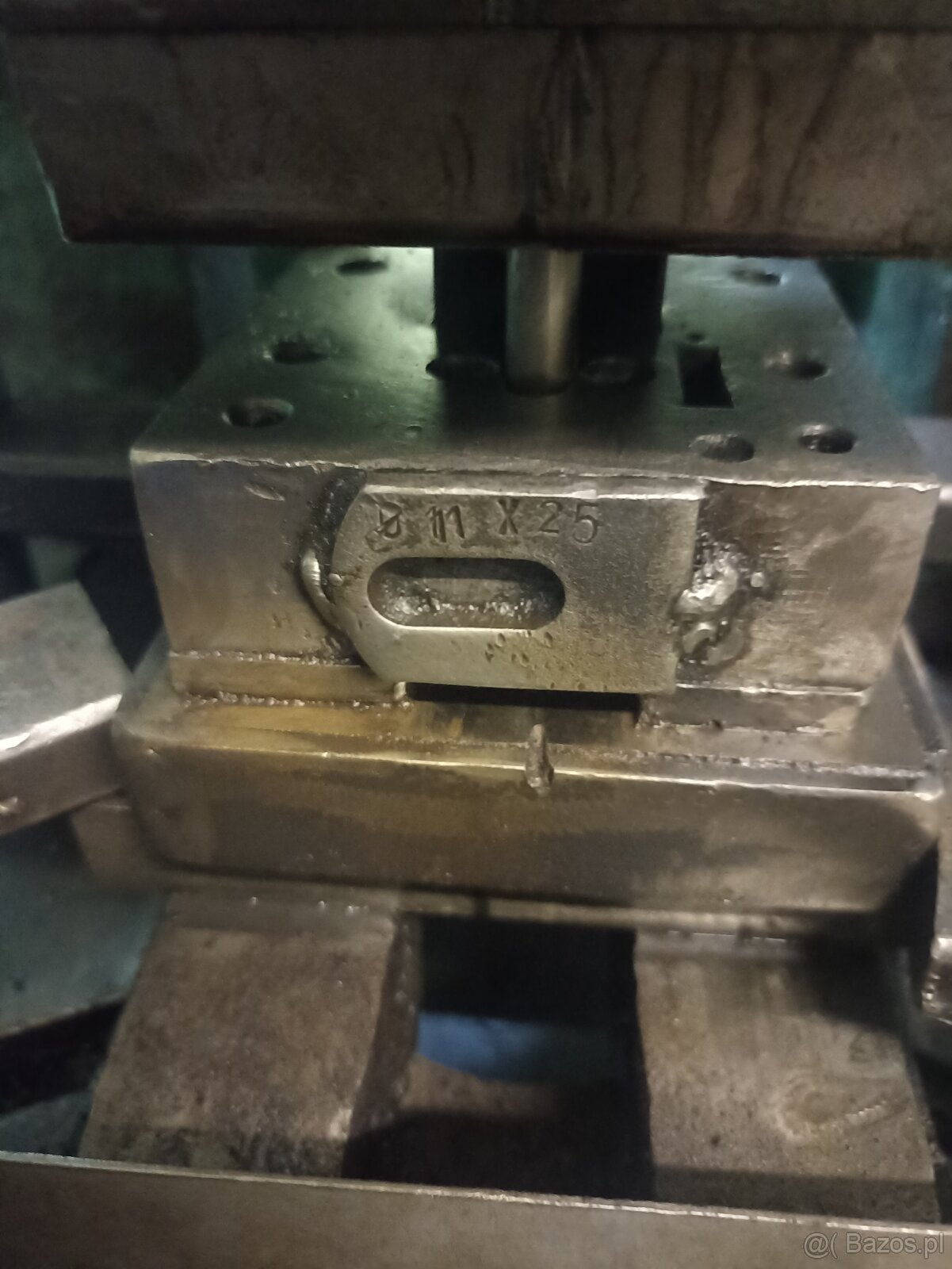 Wykrojnik ucha do słupków ogrodzeniowych