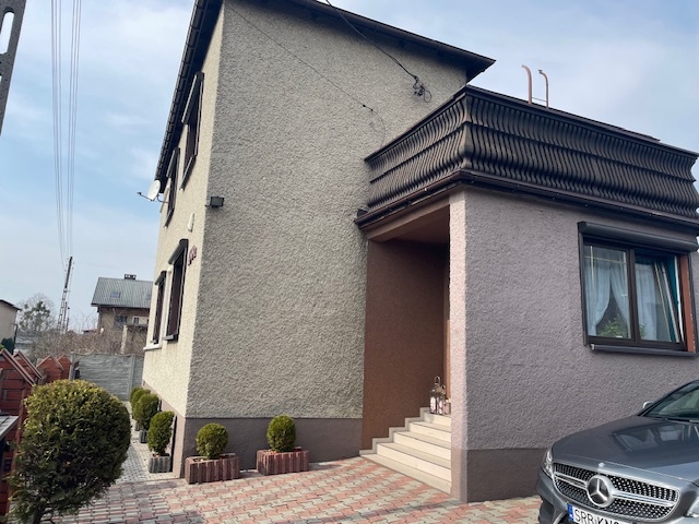 Dom z warsztatem serwisu ogumienia i basenem . Książenice gm