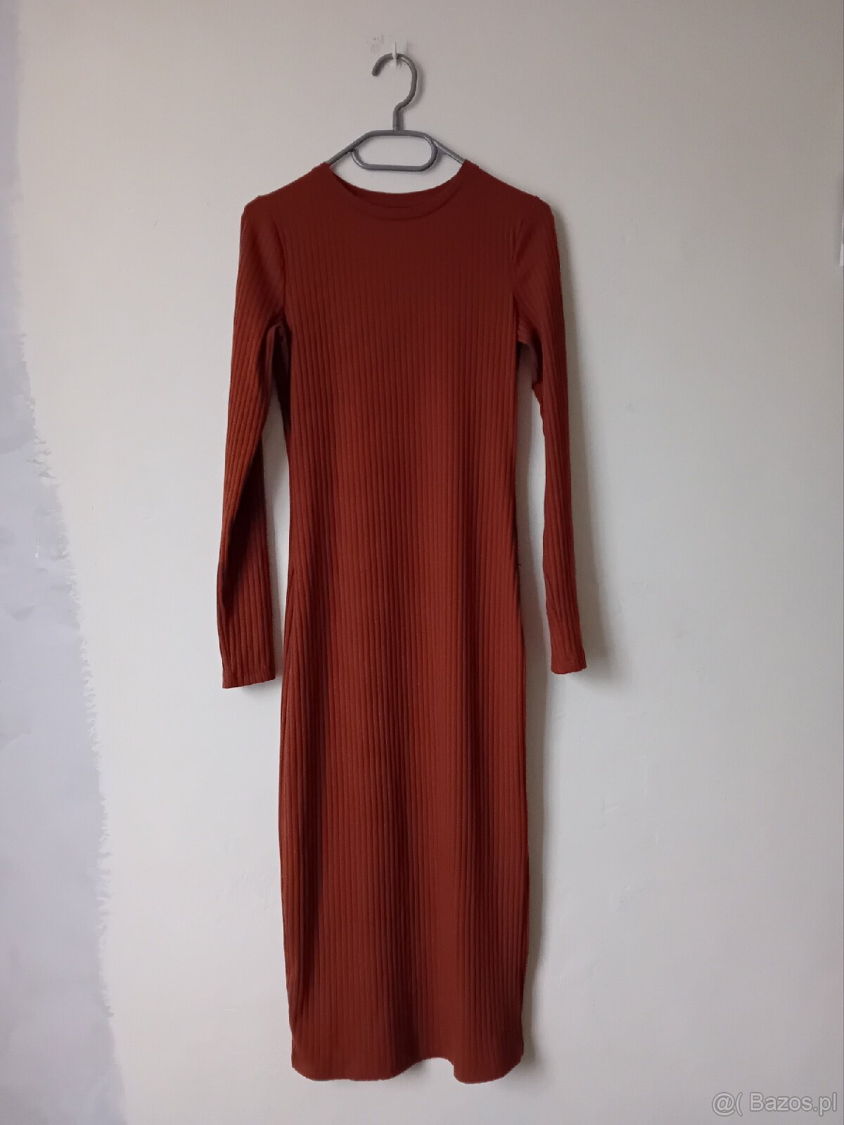 Brązowa sukienka prazkowana