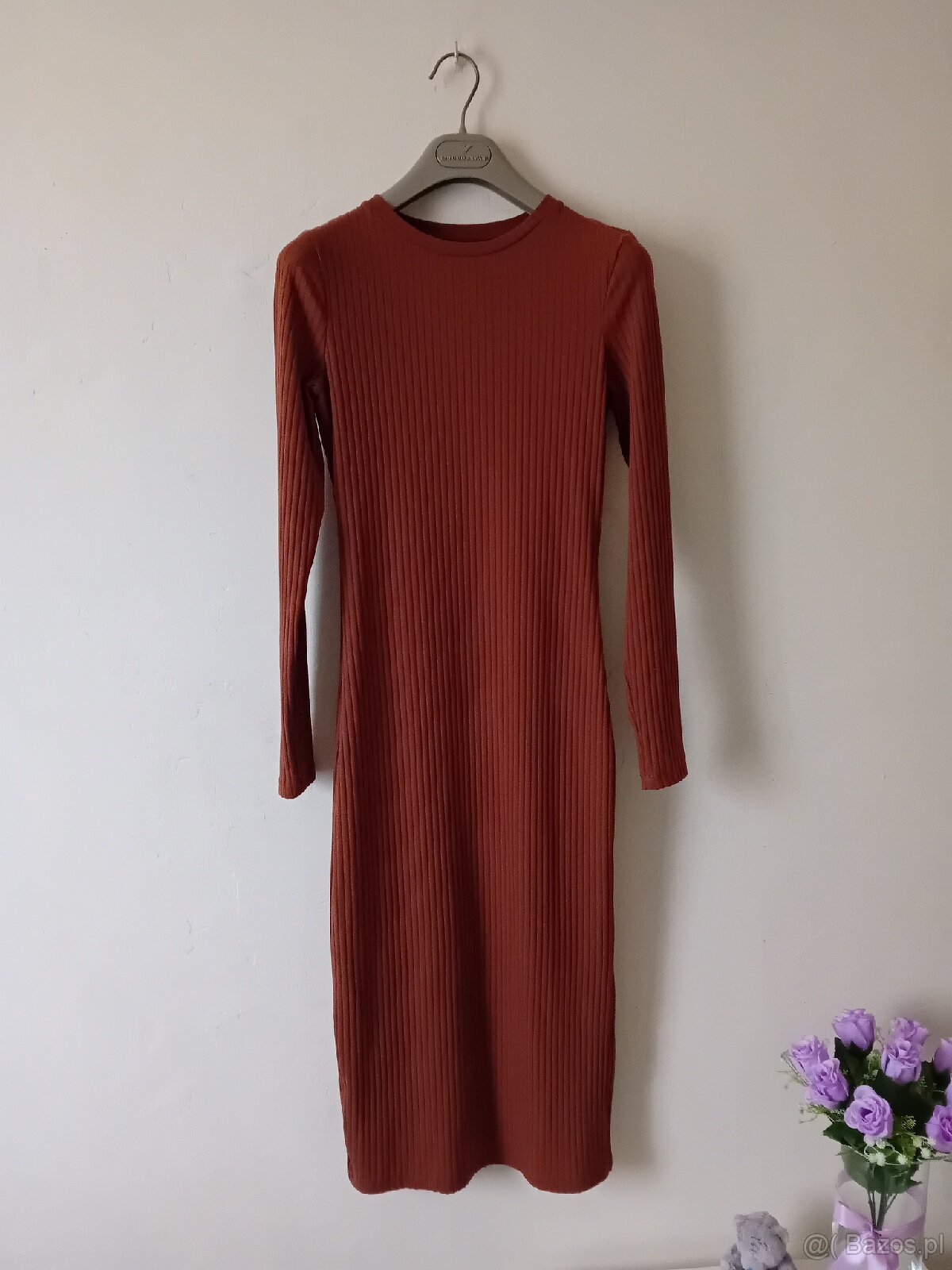 Sukienka midi obcisla z rozcięciem