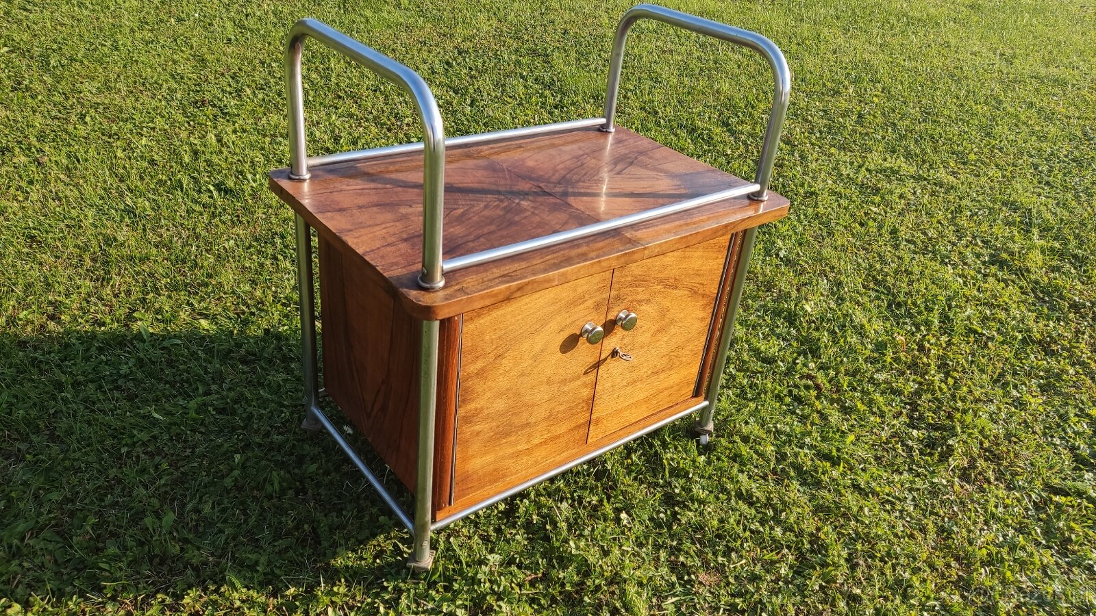 Chromový funkcionalistický servírovací stolek