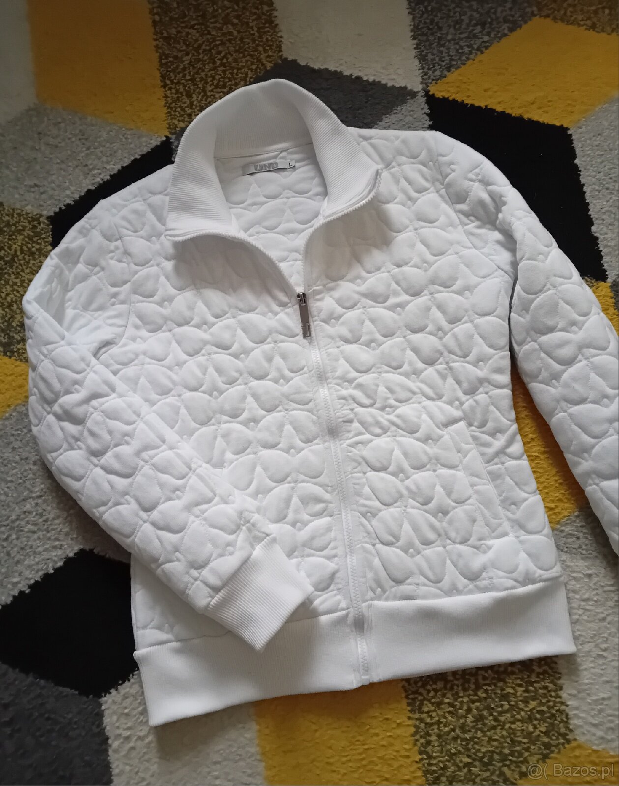 Biała bluza zasuwana na suwak