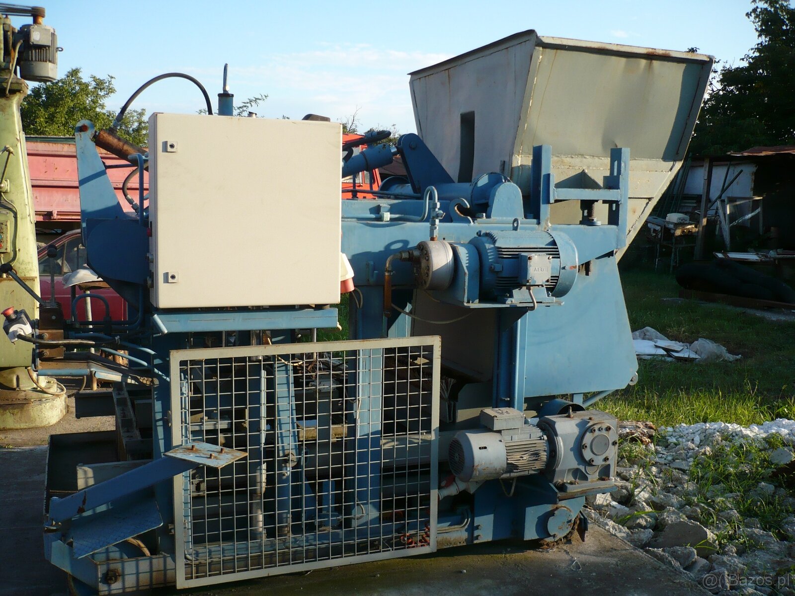 vibrolis mobilną półautomatyczną wibroprasę