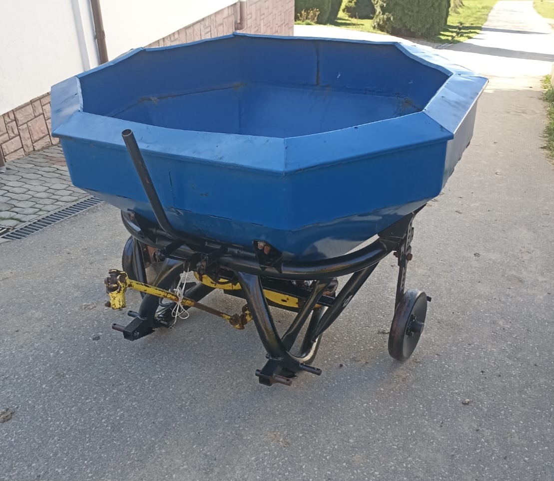 Rozsiewacz nawozów Amazone 1000L