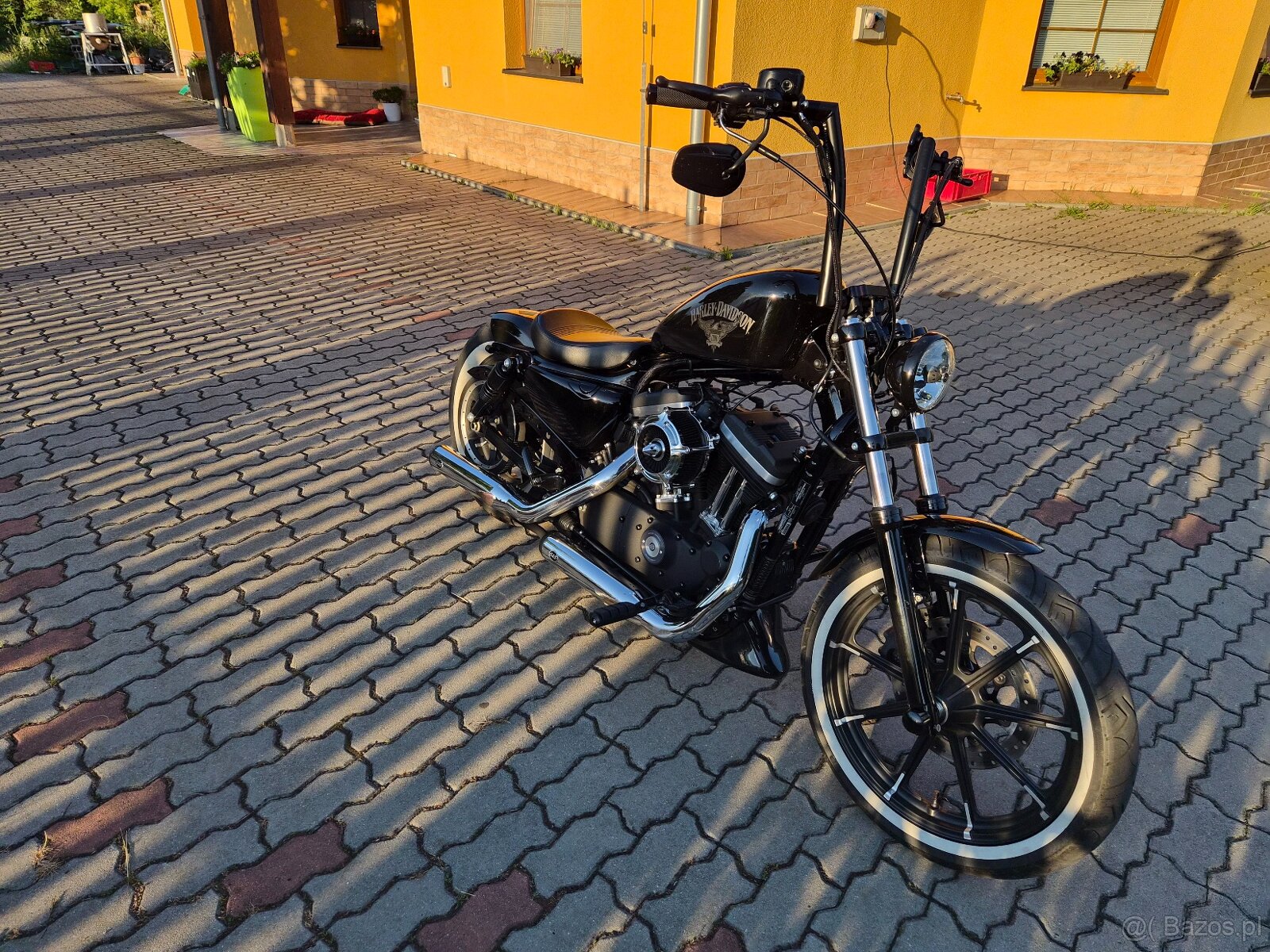 Harley-Davidson Iron XL883N – CHOPPER, KTÓRY PRZYCIĄGA SPOJR