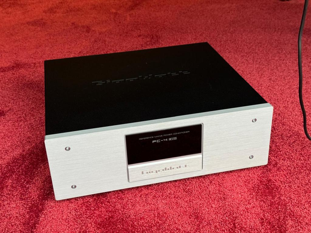 GigaWatt PC-4 Evo silver + LS-2 power cord (Price :2500 EUR)