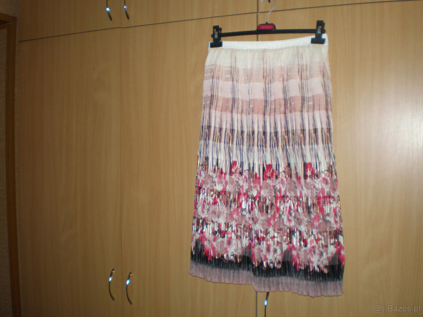 Sprzedam spódnicę damską, na podszewce, używaną, rozmiar 42.