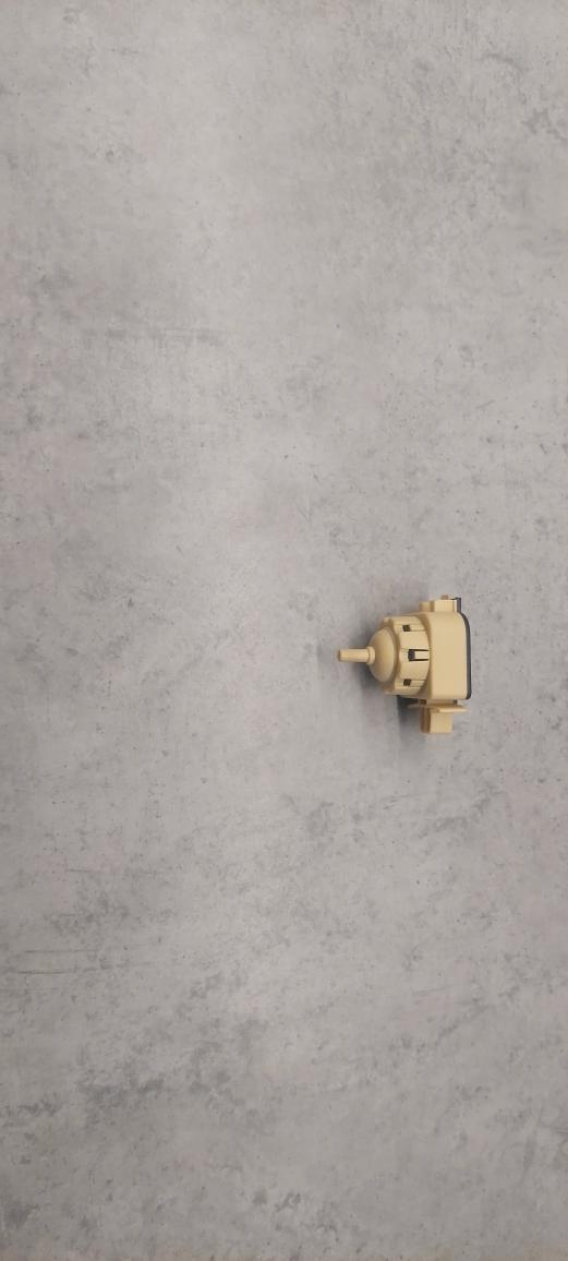 Wyłącznik ciśnieniowy z pralki Whirlpool FSCR 10432