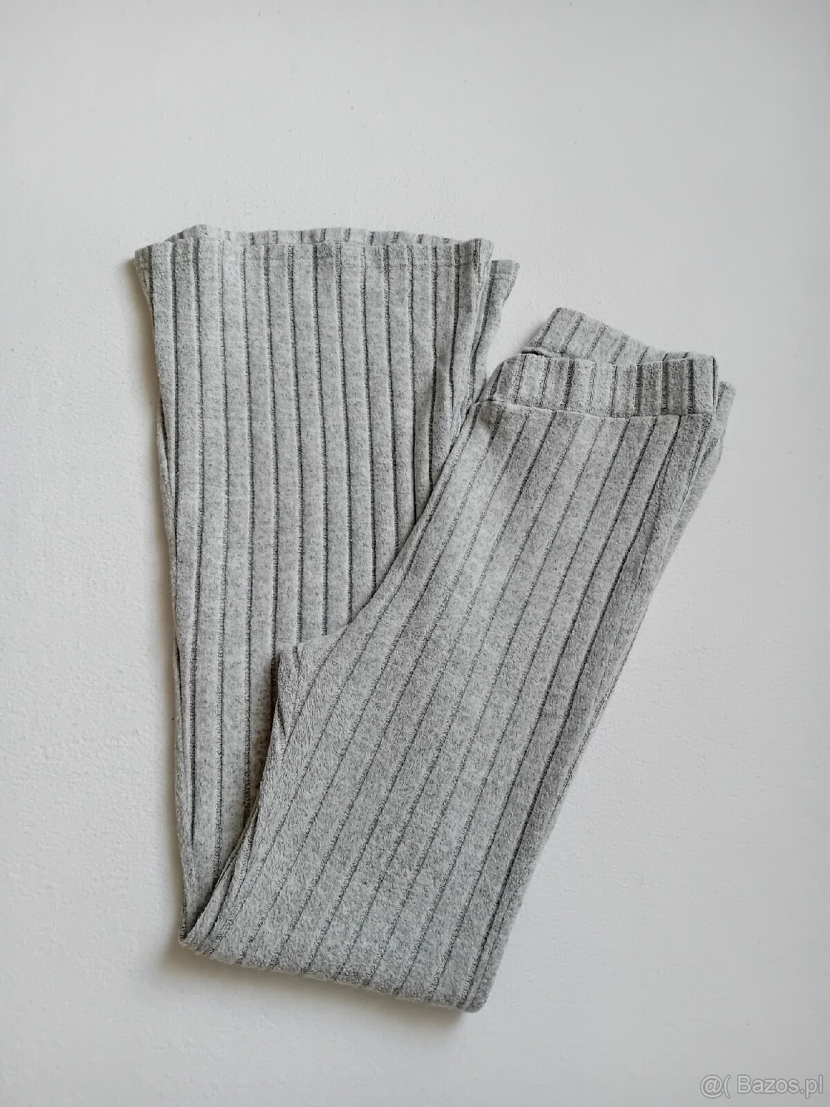 Szare prążkowane legginsy