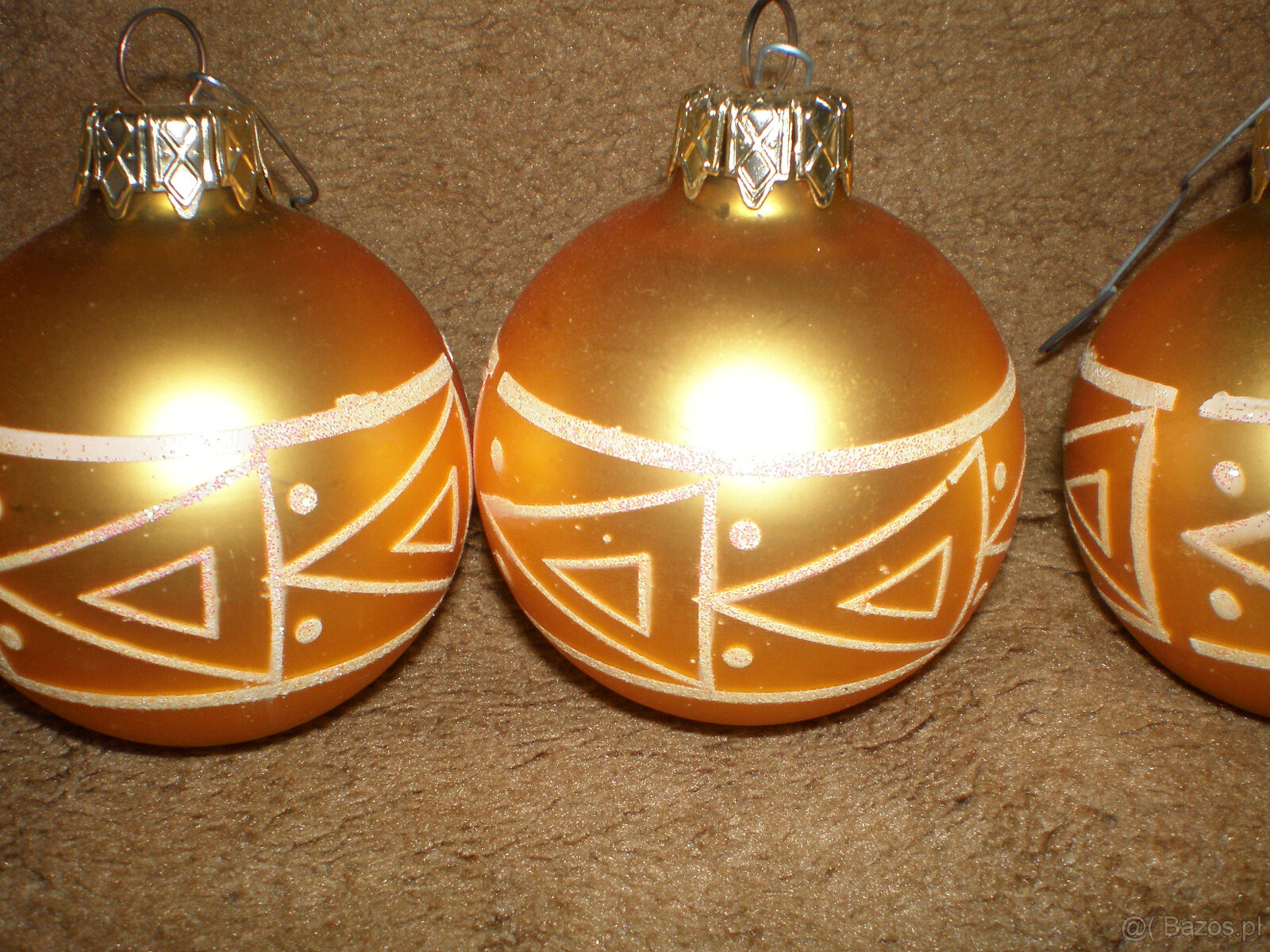 Zestaw 7 używanych, ale w dobrym stanie, złotych bombek choi