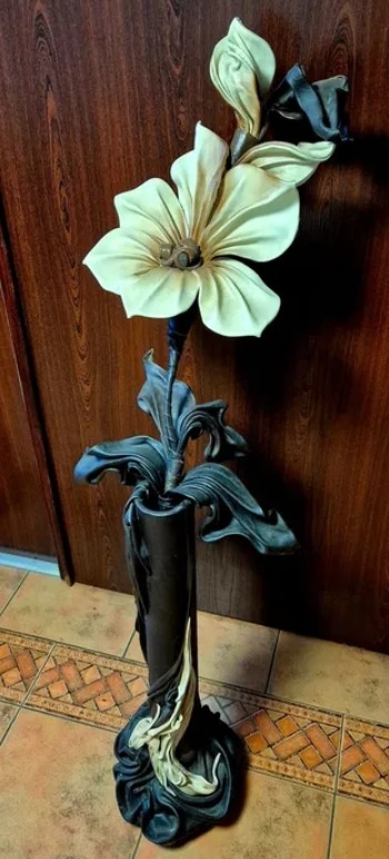 Elegancki kwiat ze sztucznej skóry