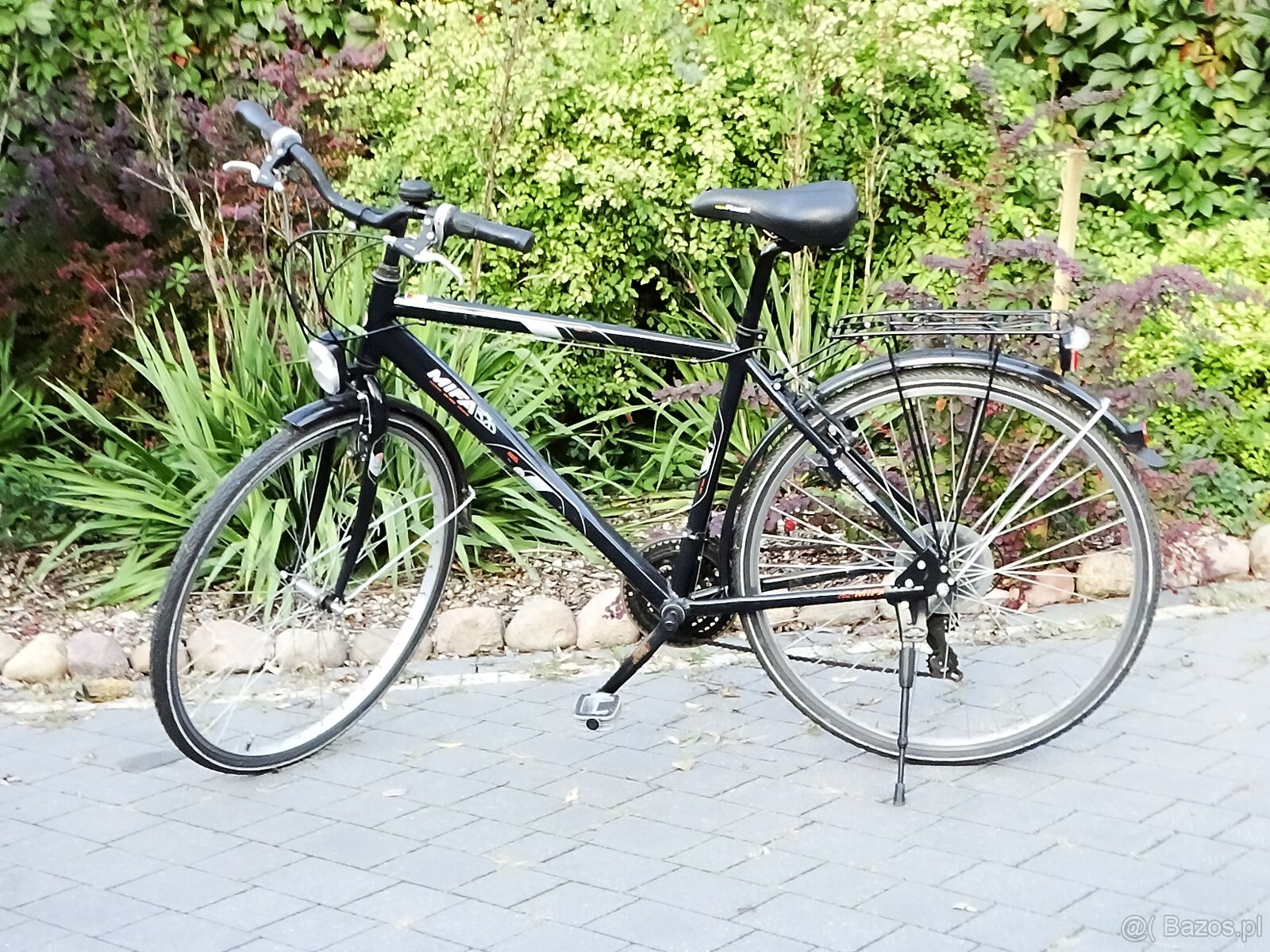 Klasyczny niemiecki rower miejski MIFA z prostą ramą, bagażn