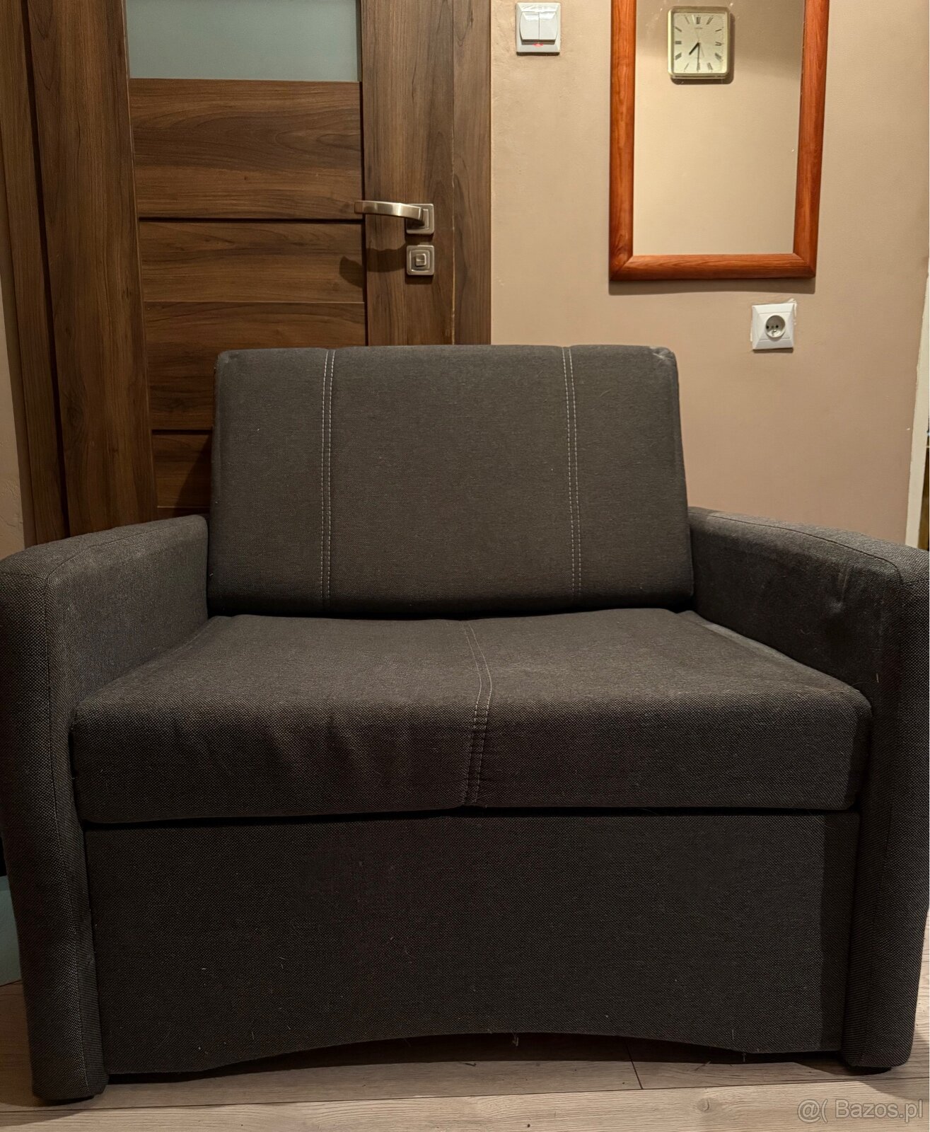 Fotel z opcją łóżka rozkładanego z pojemnikiem na pościel