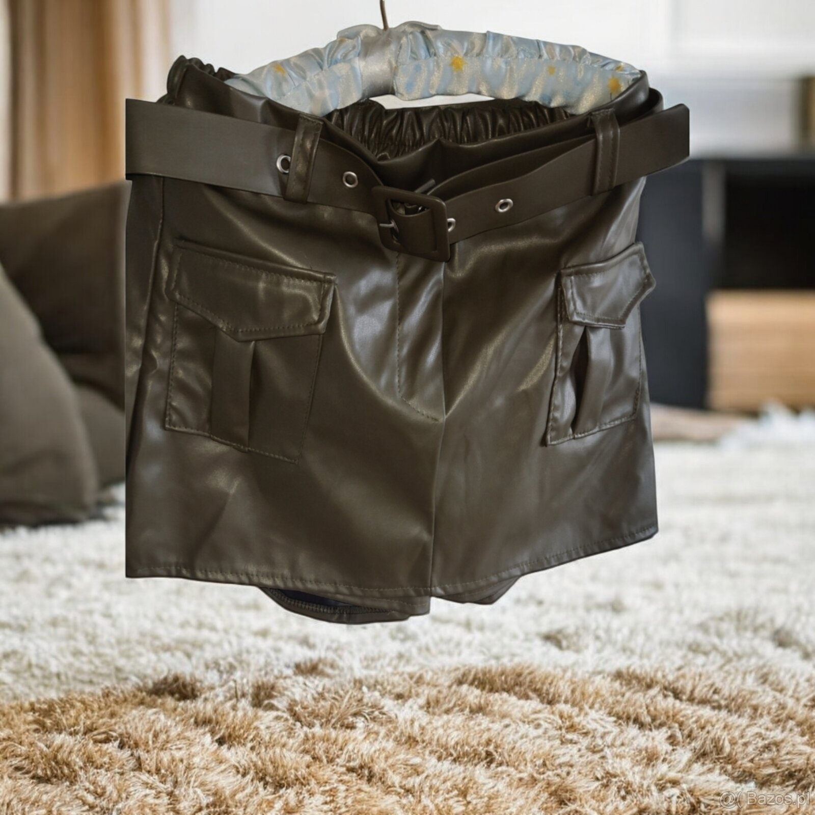 Markowe elastyczne skórzane spodenki włoskie r 36 S szorty