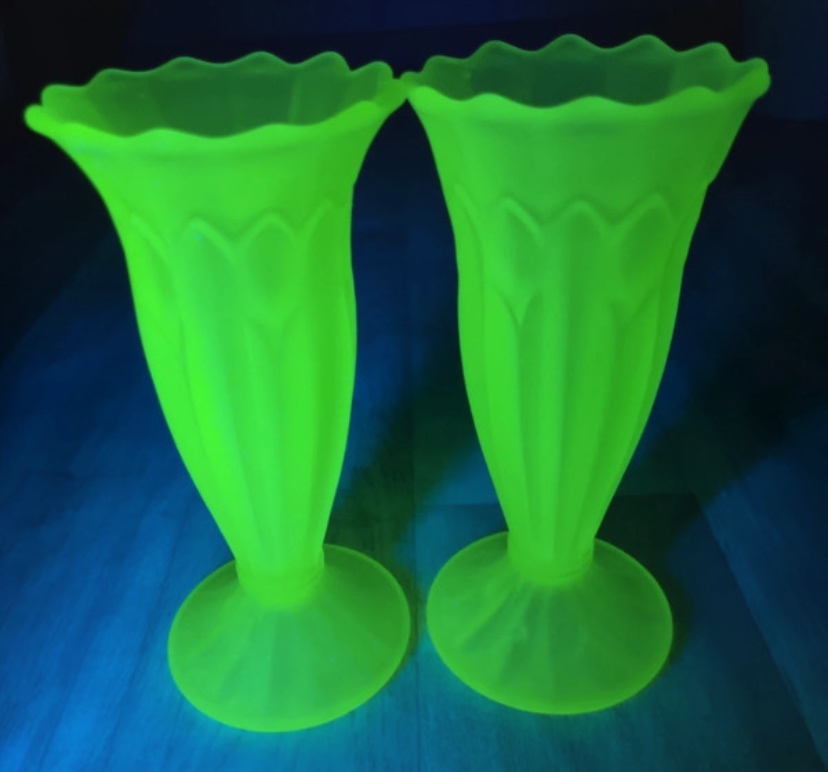 2 wazony secesyjny Szkło uranowe szkło uranowo-wazelinowe,