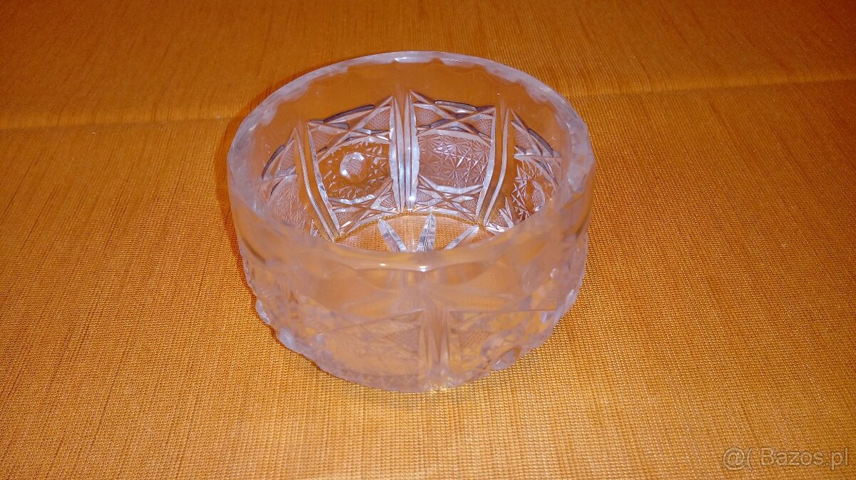 Cukiernica kryształowa o średnicy 11 cm.