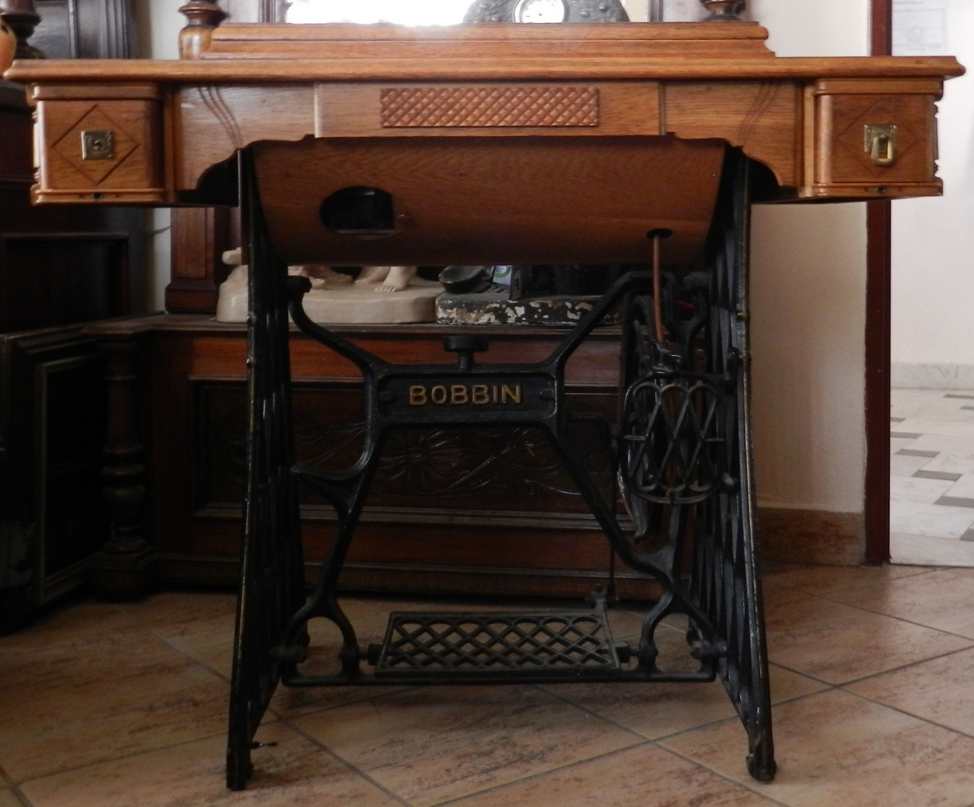Maszyna do szycia Bobbin Minerva drewno i metal