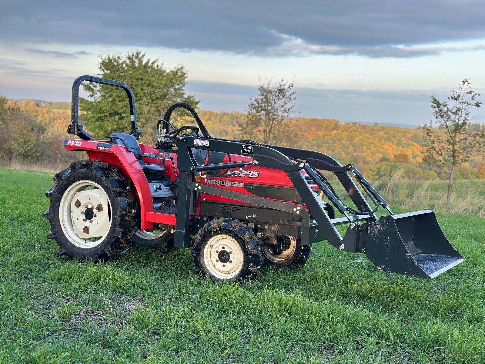 Mitsubishi MT245 z ładowarka