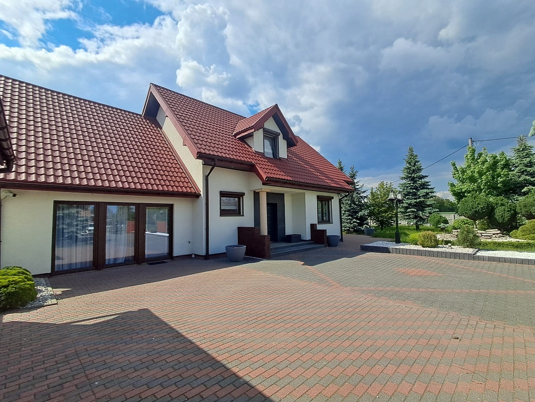 Dom jednorodzinny z ogrodem zimowym, działka 3818m2 –Czartki