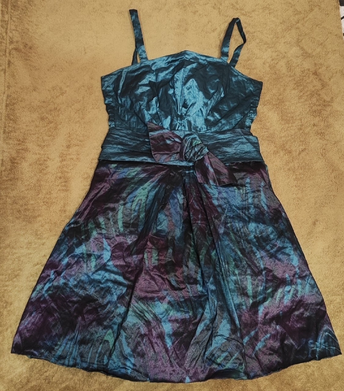 Sukienka typu bombka, z połyskującymi drobinkami metalu.