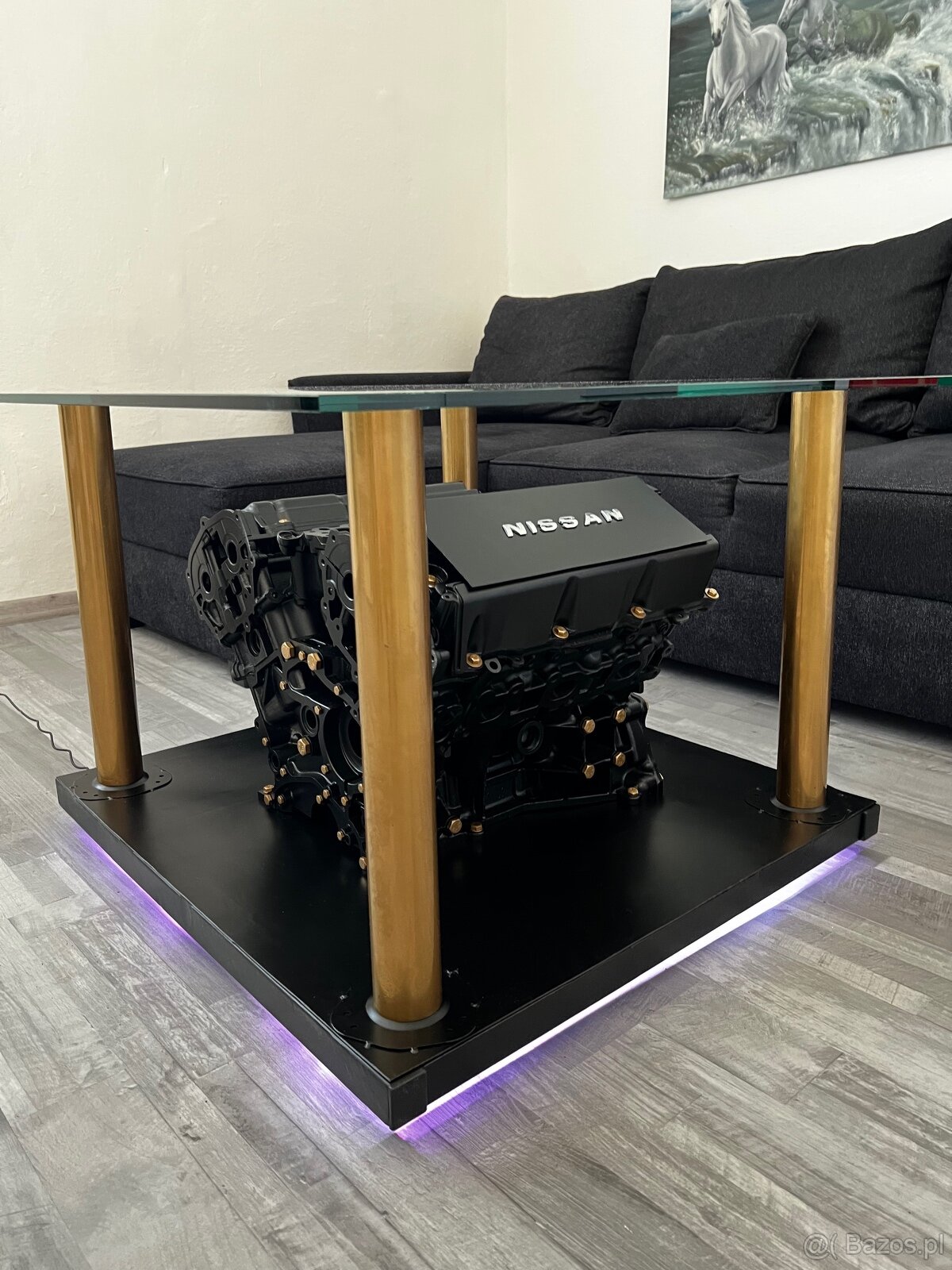 Unikalny designerski stolik wykonany z silnika Nissan V6