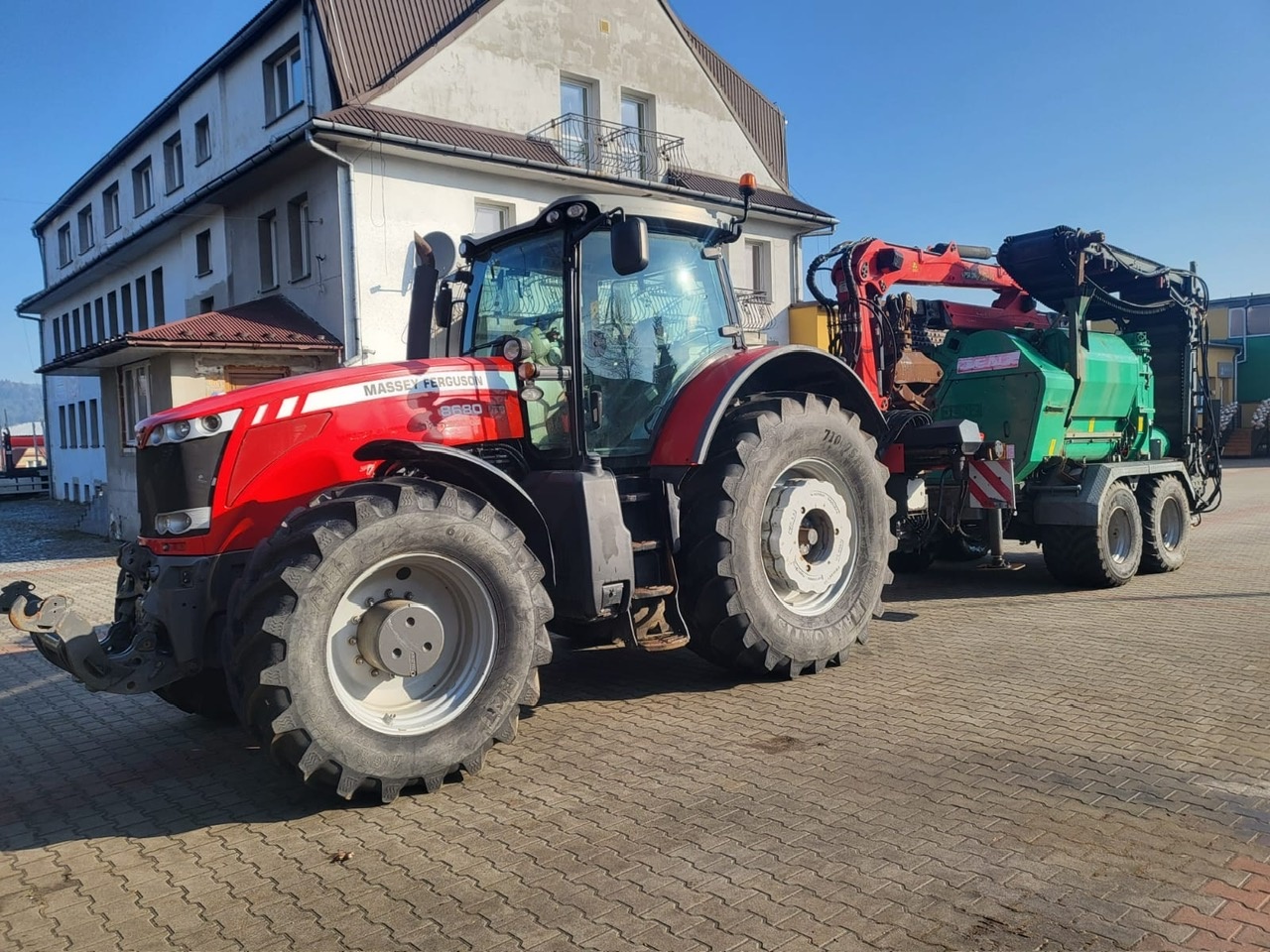 Rębak Jenz 582 z Ciągnikiem Massey Ferguson 8680