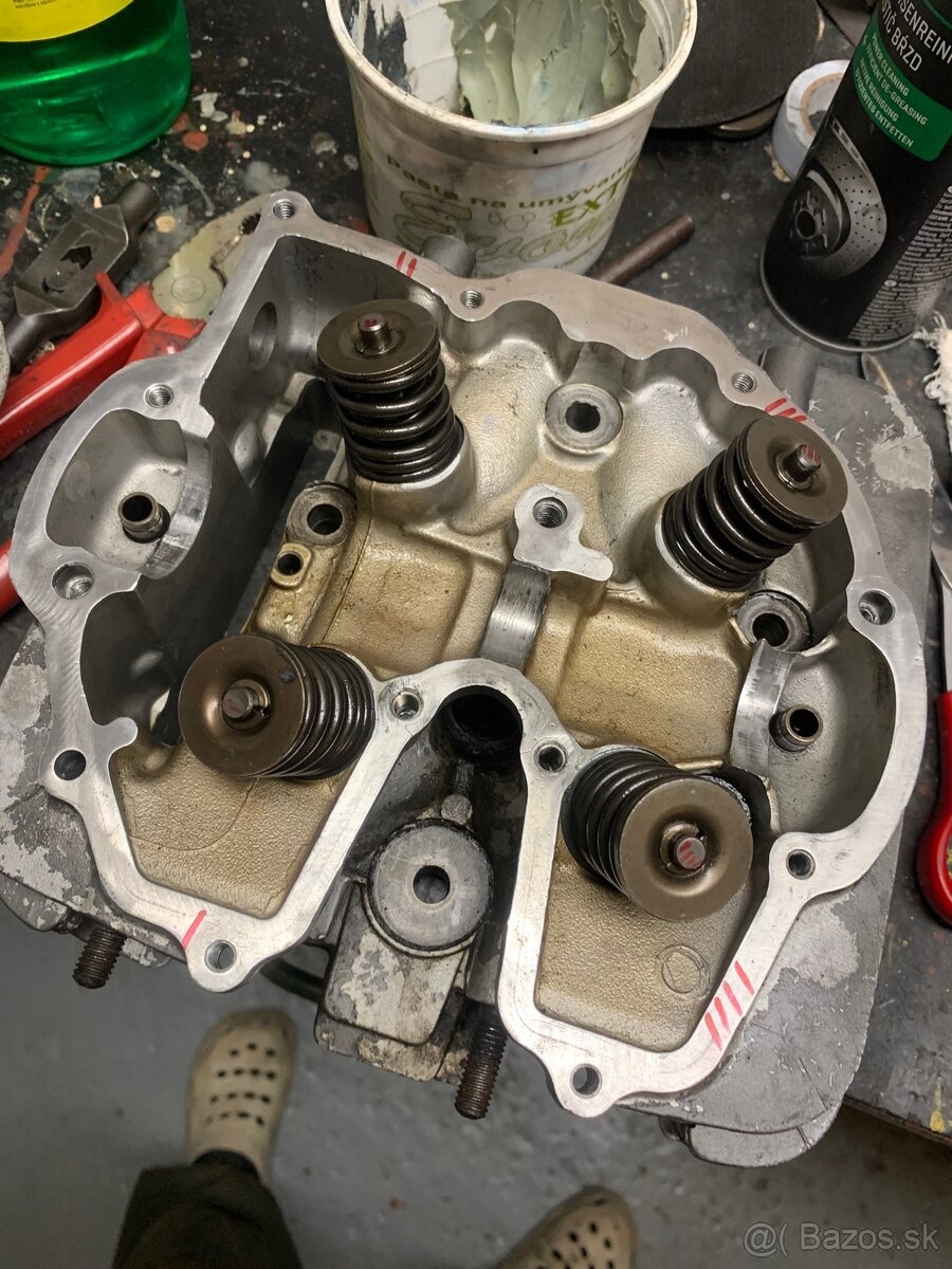 Głowica dominatora Hondy nx650
