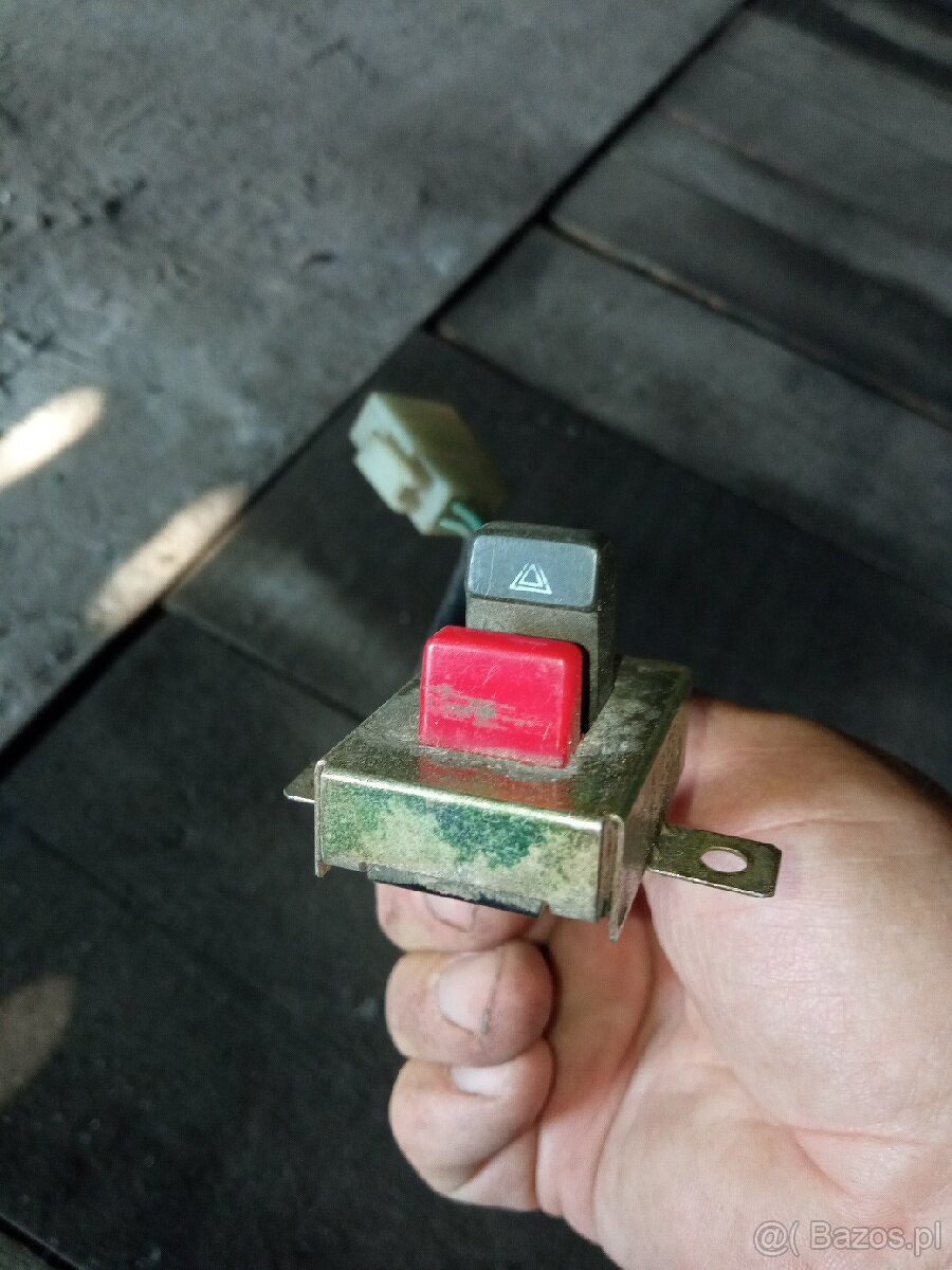 Przełącznik świateł awaryjnych Nissan Sunny hachback