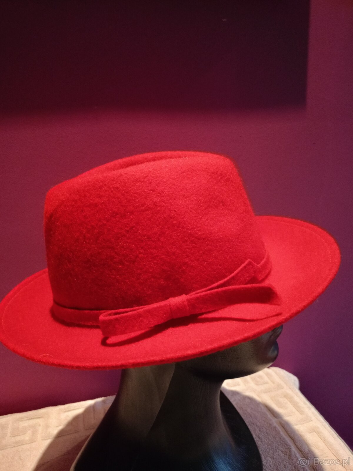 Klasyczny, elegancki czerwony kapelusz damski typu fedora.