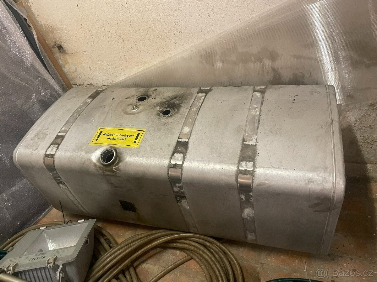 Sprzedam zbiornik paliwa do SCANII – 700 litrów, 300 €