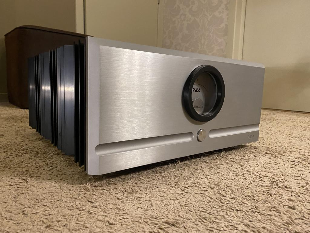 Pass Labs X250.8 ( Price : 3500 EUR )