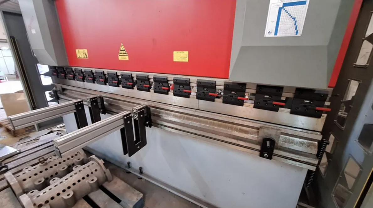 Prasa krawędziowa CNC 160 t, długość gięcia 3200 mm, 2 osie