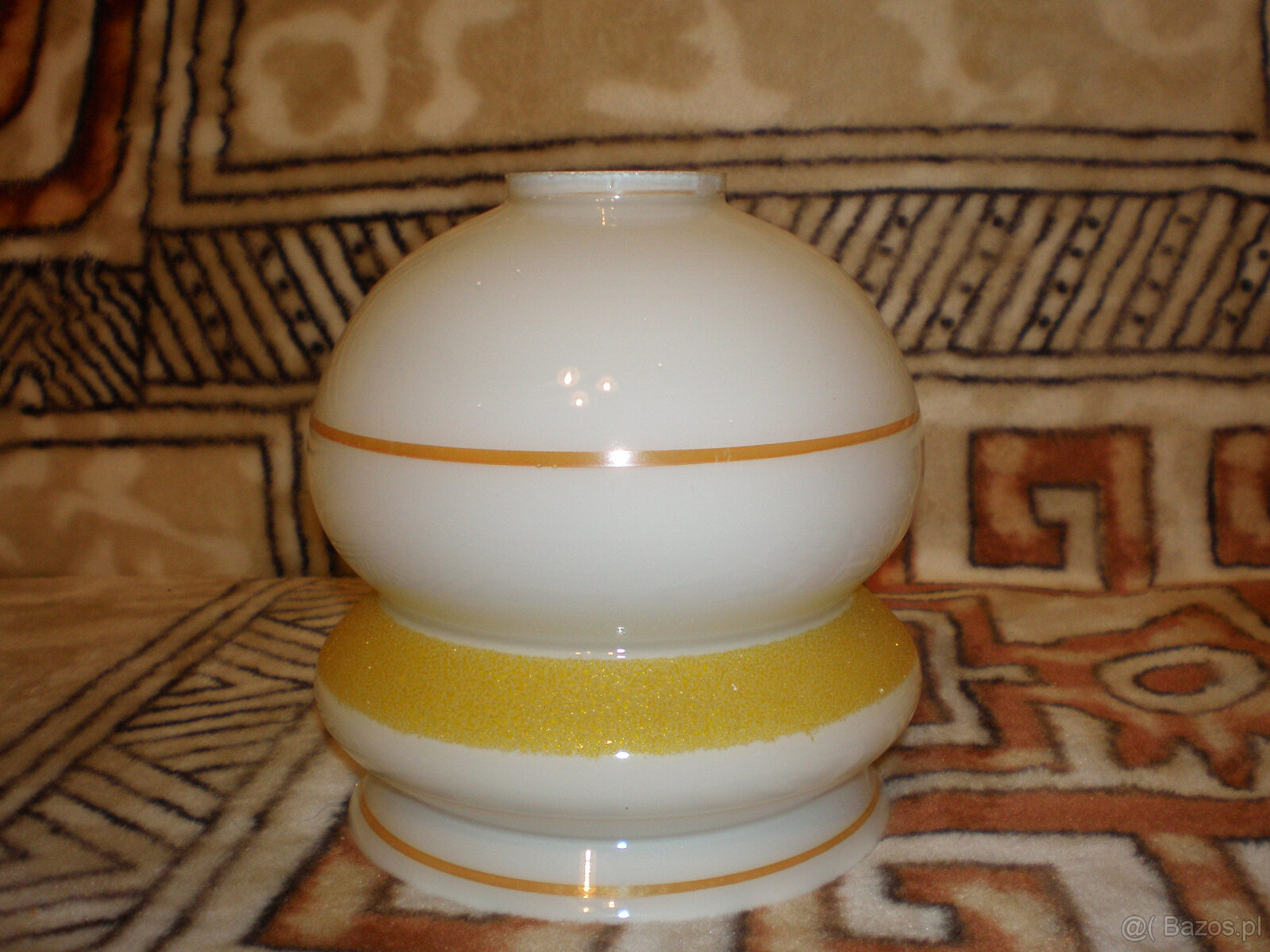 Używany, w dobrym stanie klosz z PRL-u.