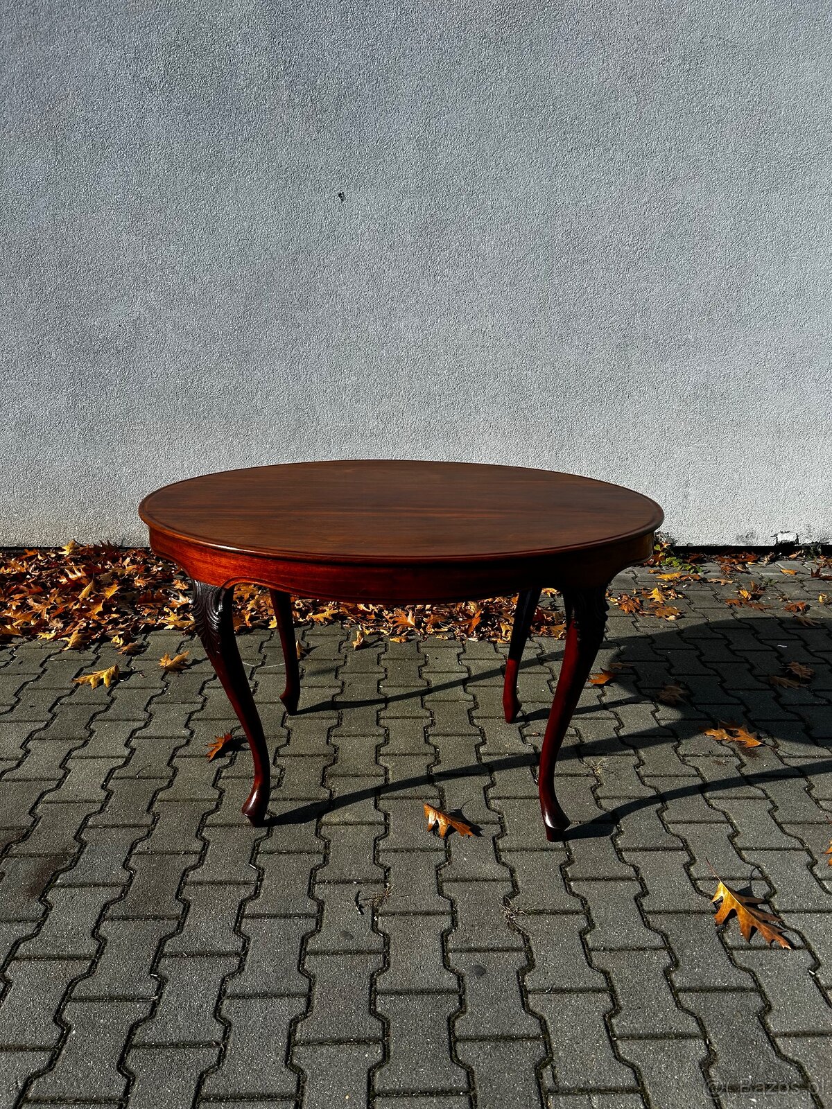 Stół w stylu ludwika