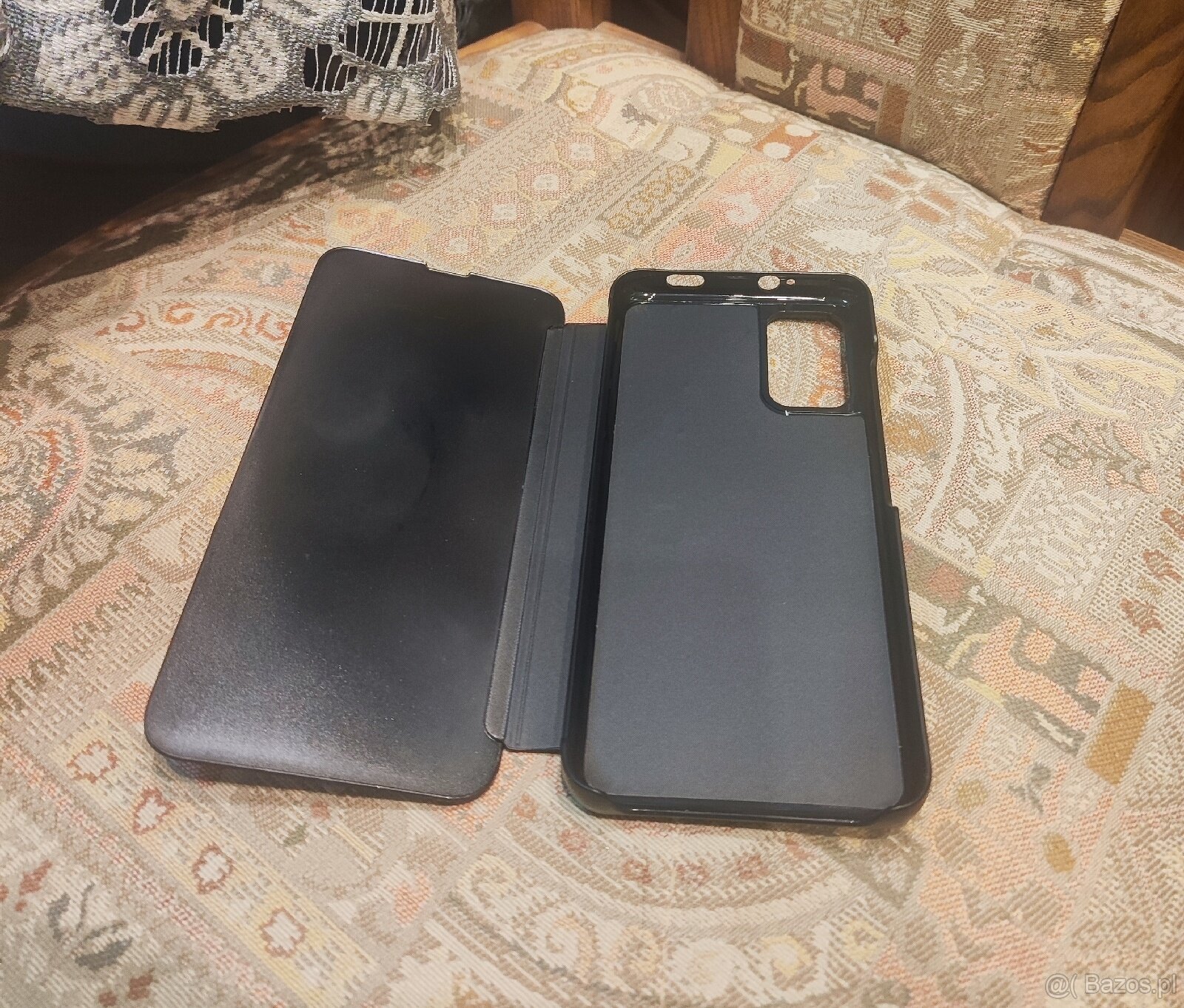 Etui do telefonów typu "Clear View Standing Cover"