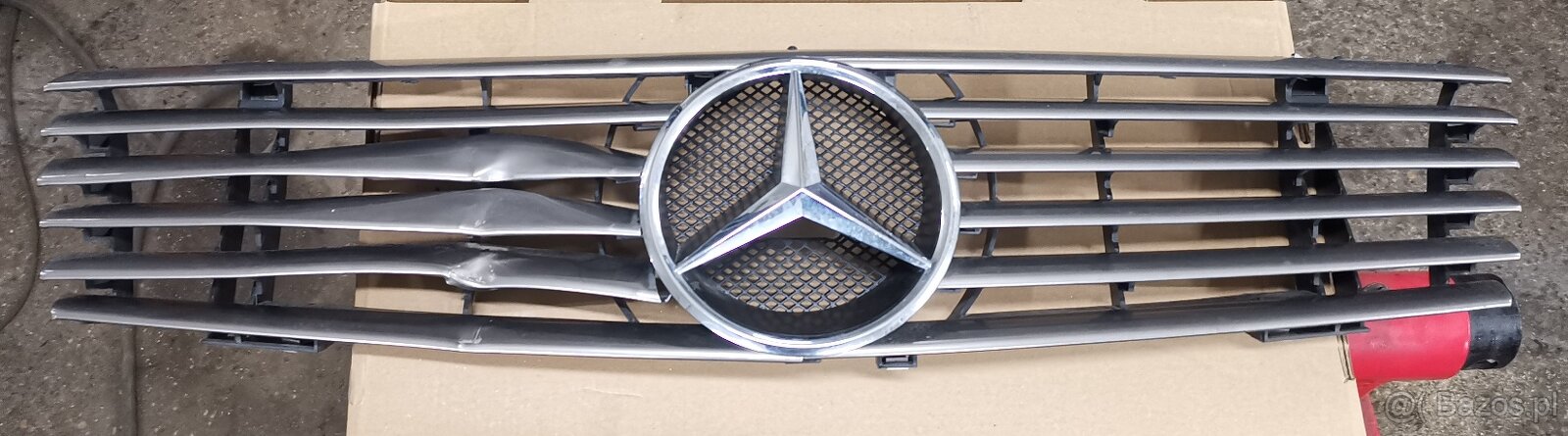 Mercedes R129 Grill - Atrapa uszkodzony