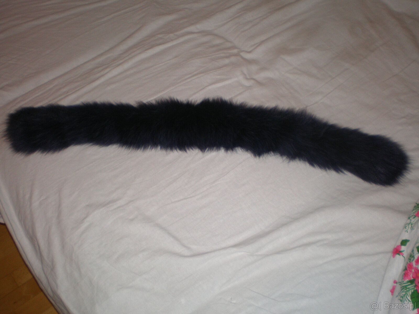 Sprzedam kołnierz koloru granatowego, długość 84 cm.