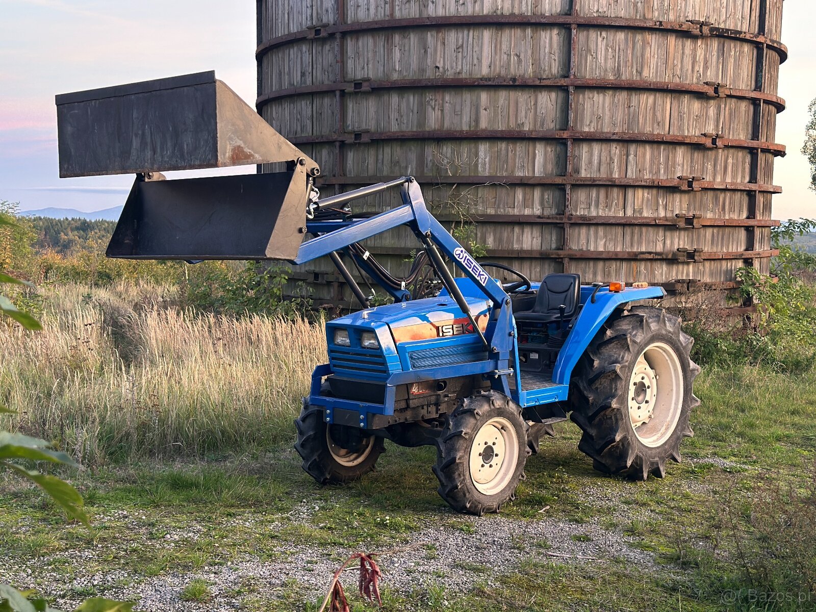 Iseki TA317 z ładowarka