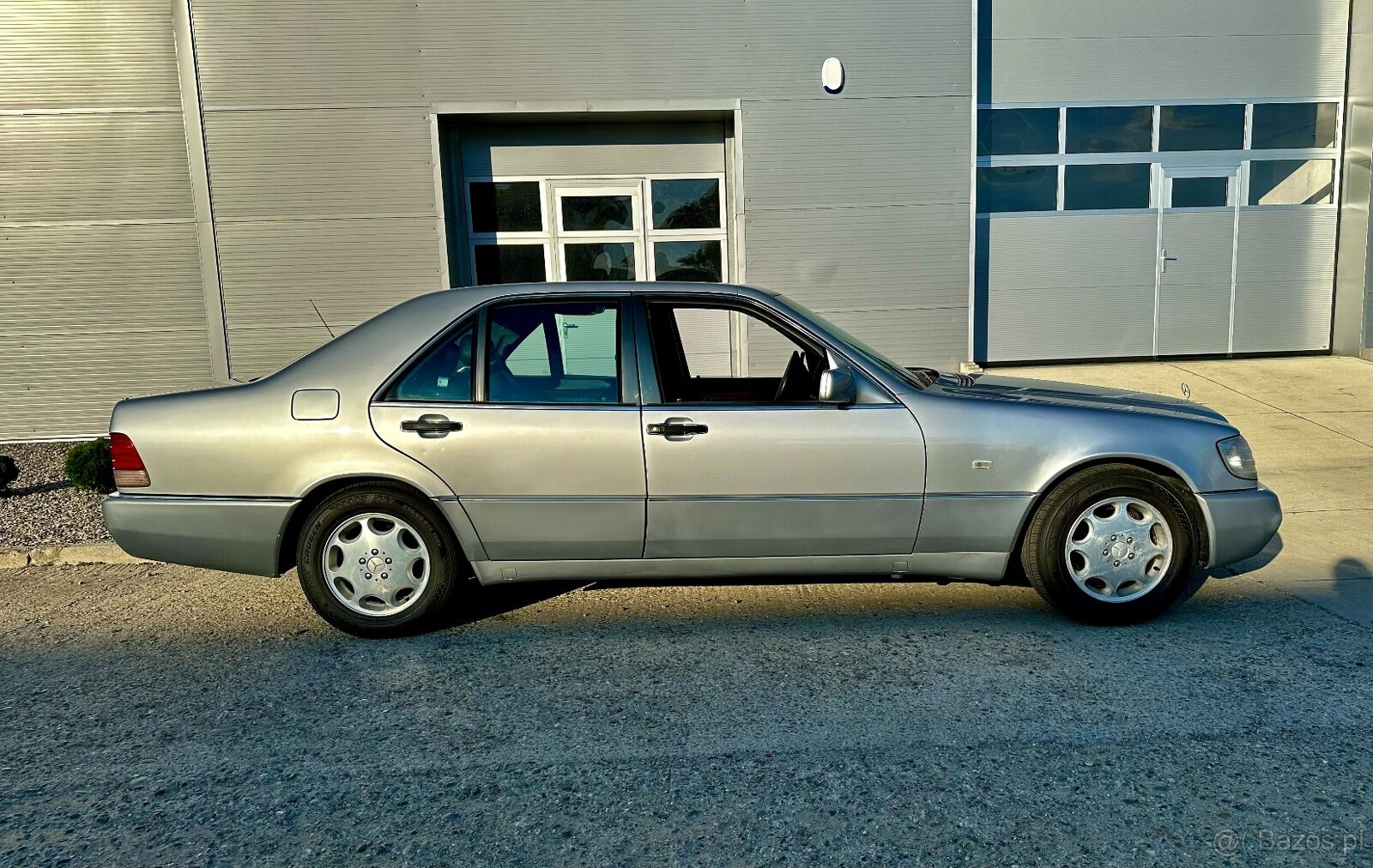 Na sprzedaż legendarny Mercedes-Benz SE 500 "Mamut" W140