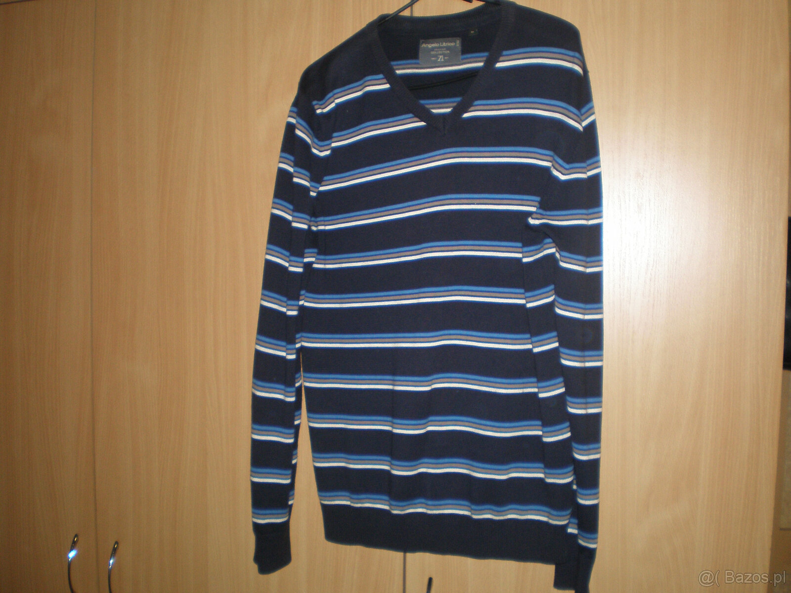 Sprzedam sweter męski rozmiar M, używany.