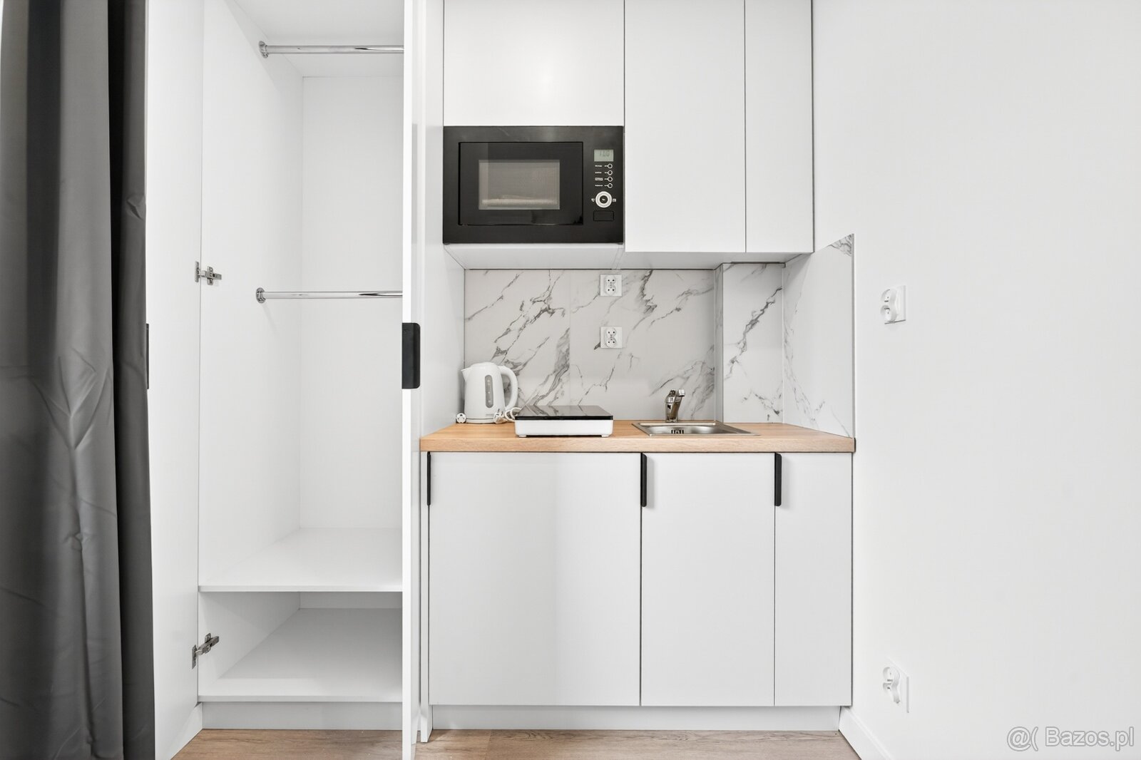 Nowoczesny pokój z łazienką i balkonem przy uczelni.