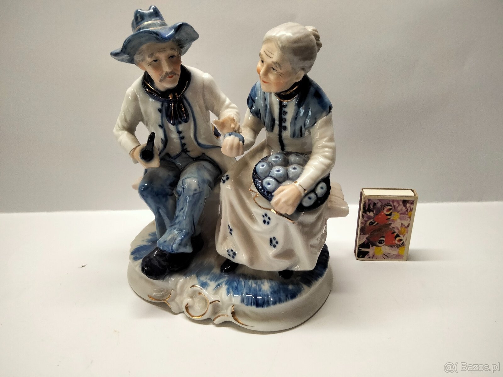 Figura porcelana szkliwiona -stan idealny Dziadkowie niebies