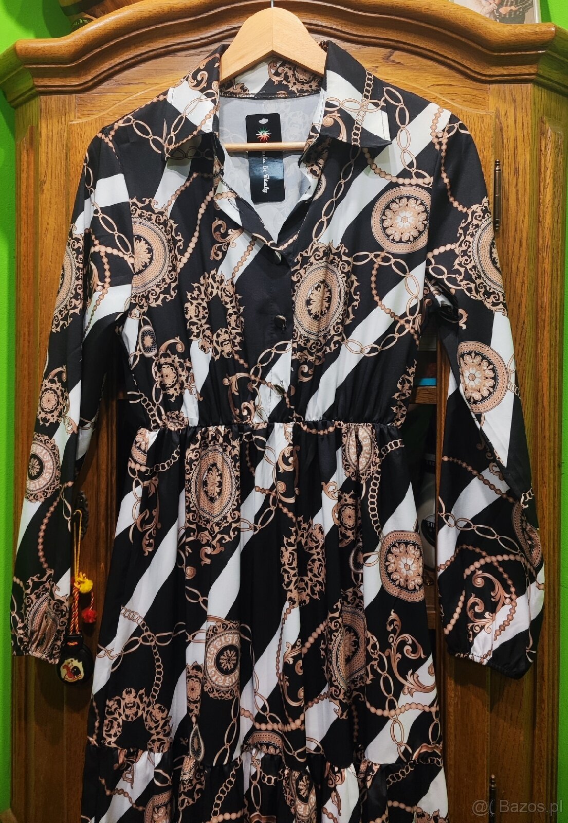 Długa luźna sukienka. Góra zapinana na guziki