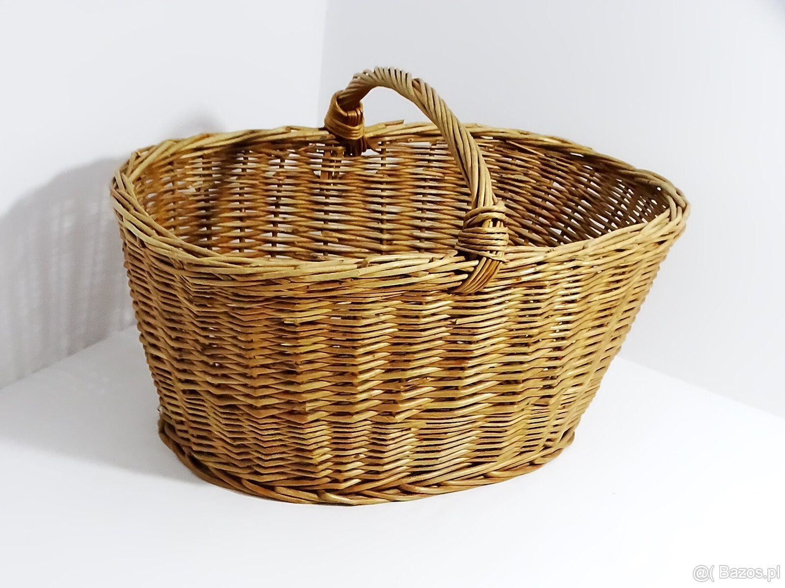 Duży kosz wiklinowy o wymiarach 52 × 35 × 33 cm (wysokość z