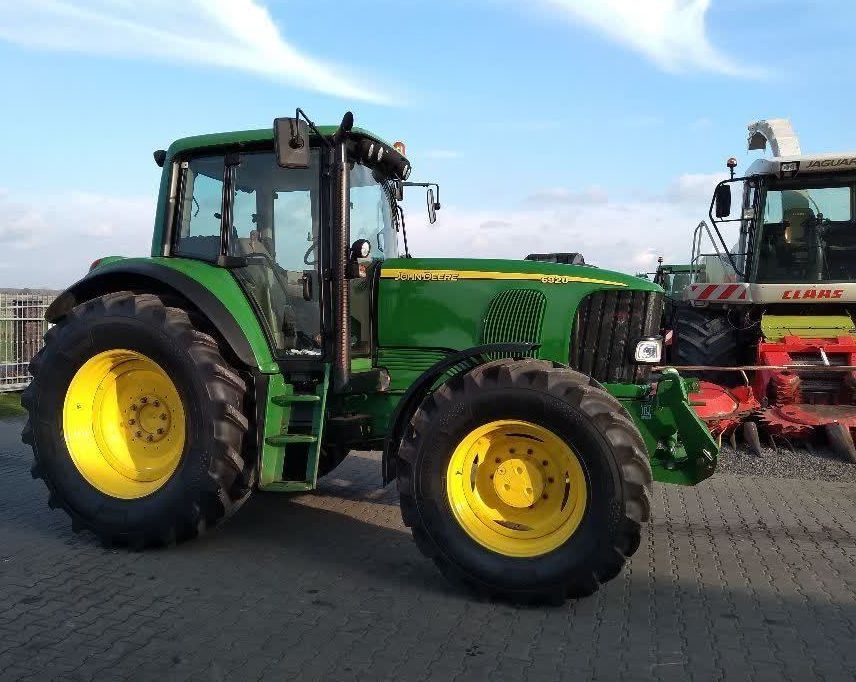 Ciągnik rolniczy John Deere 6920 z napędem na cztery koła z