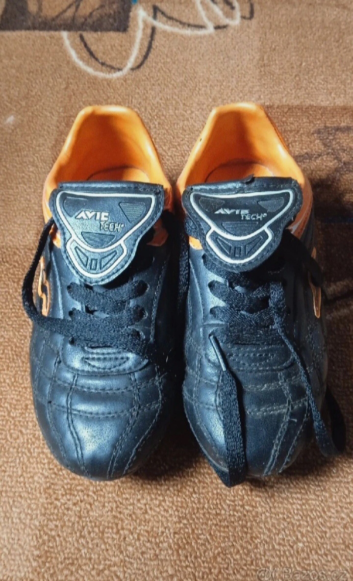 Kopačky Avic Tech