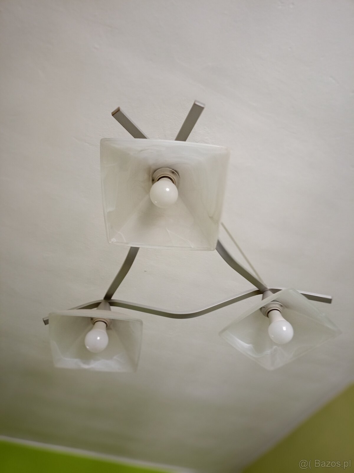 Nowoczesna lampa sufitowa (żyrandol) z 3 kloszami.