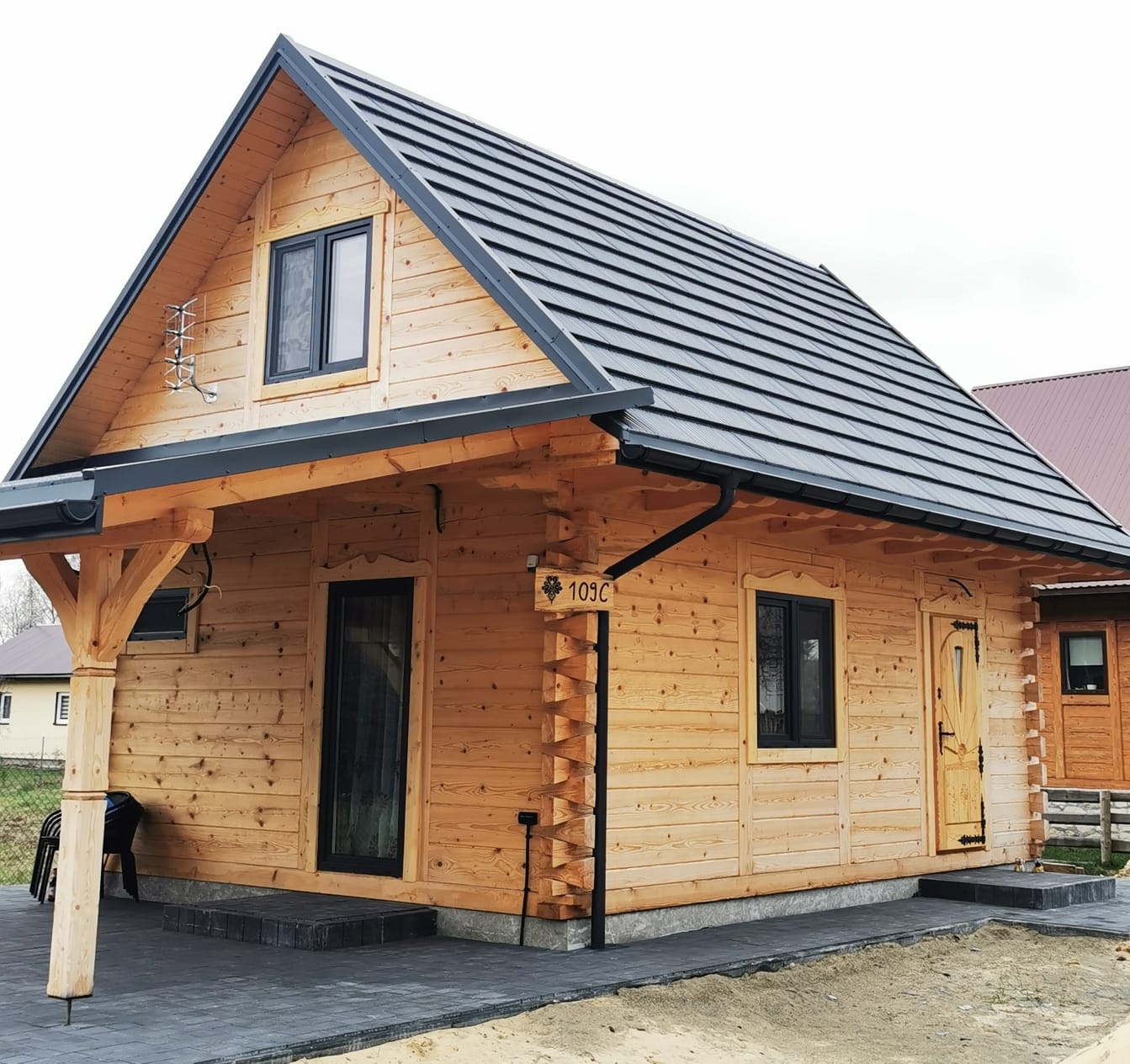 Do sprzedania drewniany domek położony na zielonym Roztoczu.